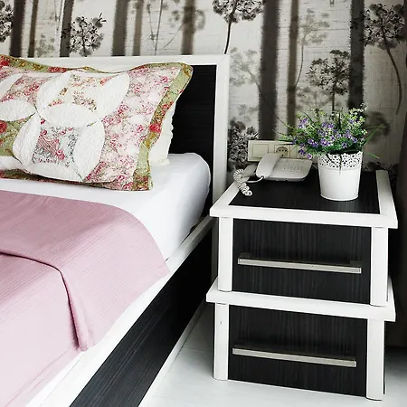 מלון The House Next To