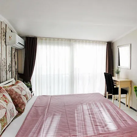 فندق The House Next To