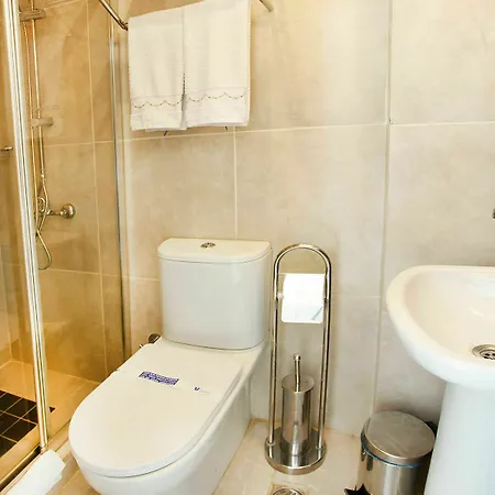 The House Next To מלון 5*