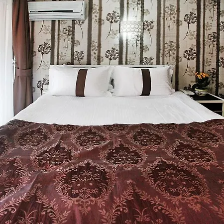 Hotel The House Next To